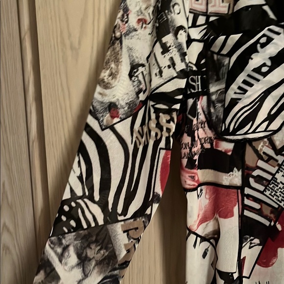 Stylish Women's Black and White Graphic Top - Picture 6 of 14